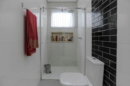 Casa de condomínio para alugar com 240m², 3 quartos e 4 vagas Casa de condomínio para alugar com 240m², 3 quartos e 4 vagasBanheiro da Suíte 2