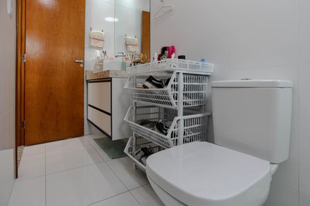 Casa de condomínio para alugar com 240m², 3 quartos e 4 vagas Casa de condomínio para alugar com 240m², 3 quartos e 4 vagasBanheiro da Suíte 1