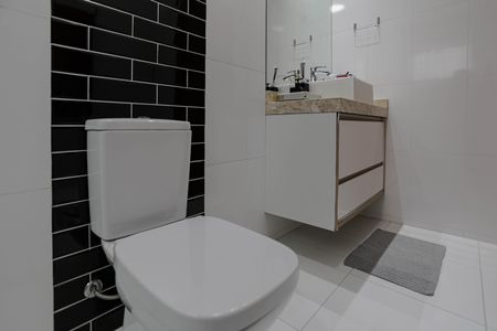 Casa de condomínio para alugar com 240m², 3 quartos e 4 vagas Casa de condomínio para alugar com 240m², 3 quartos e 4 vagasBanheiro da Suíte 2