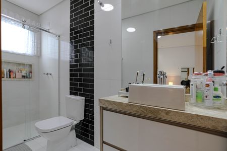 Casa de condomínio para alugar com 240m², 3 quartos e 4 vagas Casa de condomínio para alugar com 240m², 3 quartos e 4 vagasBanheiro da Suíte 2