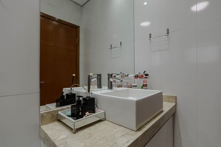 Casa de condomínio para alugar com 240m², 3 quartos e 4 vagas Casa de condomínio para alugar com 240m², 3 quartos e 4 vagasBanheiro da Suíte 2