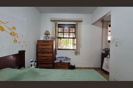 Casa à venda com 240m², 4 quartos e 3 vagasQuarto - Fundos