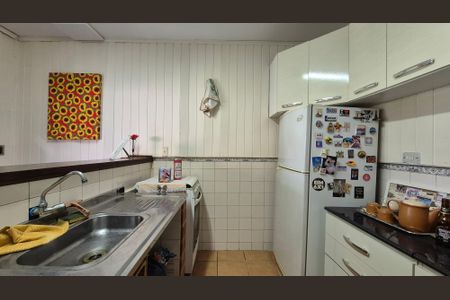 Casa à venda com 240m², 4 quartos e 3 vagasCozinha - Fundos