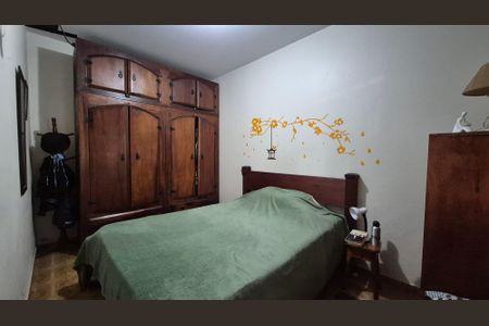 Casa à venda com 240m², 4 quartos e 3 vagasQuarto - Fundos