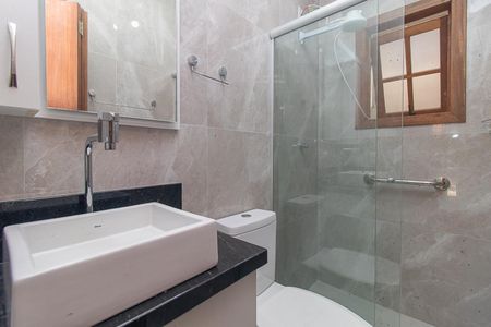 Banheiro de casa de condomínio à venda com 1 quarto, 65m² em Ipanema, Porto Alegre