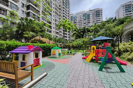 Apartamento à venda com 234m², 4 quartos e 3 vagas Apartamento à venda com 234m², 4 quartos e 3 vagasÁrea comum - Playground