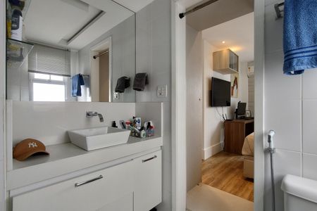 Apartamento à venda com 234m², 4 quartos e 3 vagas Apartamento à venda com 234m², 4 quartos e 3 vagasBanheiro da Suíte 1