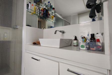 Apartamento à venda com 234m², 4 quartos e 3 vagas Apartamento à venda com 234m², 4 quartos e 3 vagasBanheiro da Suíte 1