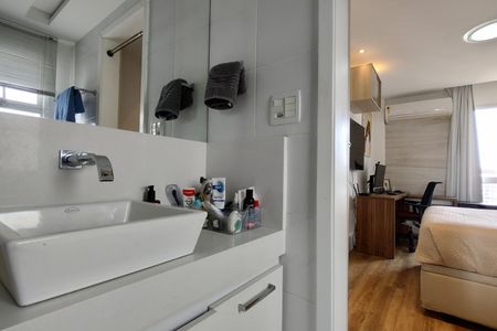 Apartamento à venda com 234m², 4 quartos e 3 vagas Apartamento à venda com 234m², 4 quartos e 3 vagasBanheiro da Suíte 1