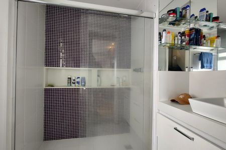 Apartamento à venda com 234m², 4 quartos e 3 vagas Apartamento à venda com 234m², 4 quartos e 3 vagasBanheiro da Suíte 1