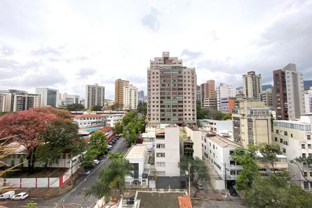Apartamento à venda com 180m², 4 quartos e 3 vagas Apartamento à venda com 180m², 4 quartos e 3 vagasVista da Sala de Estar