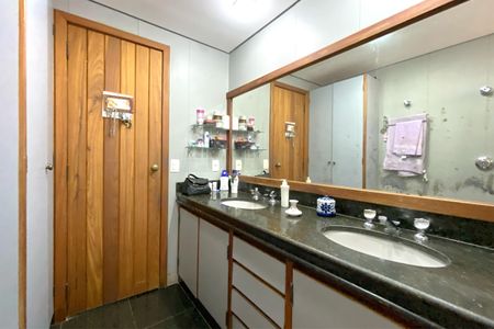 Apartamento à venda com 180m², 4 quartos e 3 vagas Apartamento à venda com 180m², 4 quartos e 3 vagasBanheiro da Suíte 1