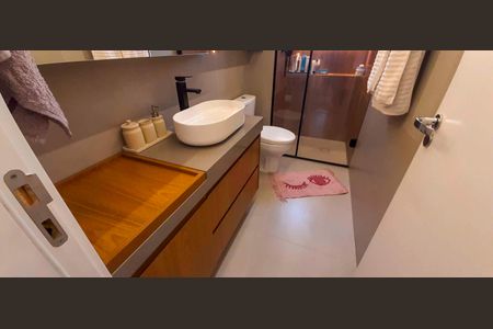 Apartamento à venda com 92m², 2 quartos e 2 vagasBanheiro da Suíte 1