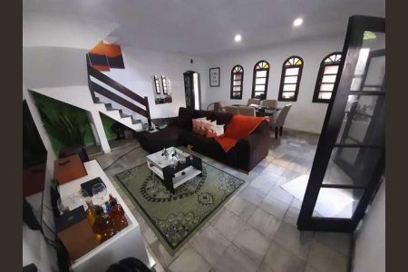 Casa à venda com 243m², 4 quartos e 1 vaga