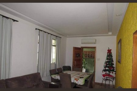 Casa à venda com 303m², 2 quartos e 1 vaga