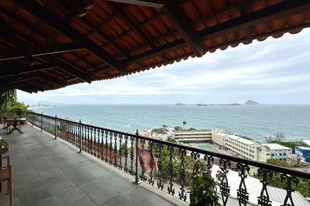 Casa à venda com 524m², 4 quartos e 3 vagas Casa à venda com 524m², 4 quartos e 3 vagasVaranda