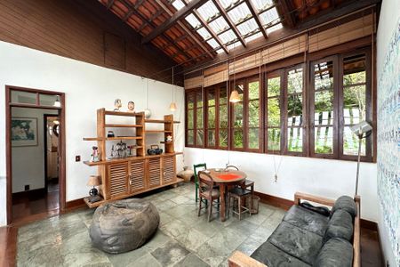 Casa à venda com 524m², 4 quartos e 3 vagas Casa à venda com 524m², 4 quartos e 3 vagasCorredor