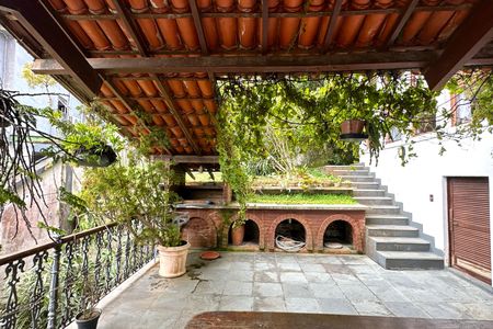 Casa à venda com 524m², 4 quartos e 3 vagas Casa à venda com 524m², 4 quartos e 3 vagasÁrea Externa