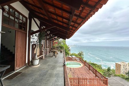 Casa à venda com 524m², 4 quartos e 3 vagas Casa à venda com 524m², 4 quartos e 3 vagasVaranda