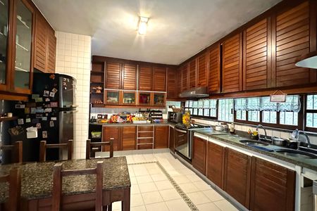 Casa à venda com 524m², 4 quartos e 3 vagas Casa à venda com 524m², 4 quartos e 3 vagasCozinha