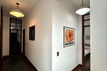 Casa à venda com 524m², 4 quartos e 3 vagas Casa à venda com 524m², 4 quartos e 3 vagasCorredor