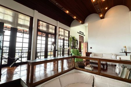 Casa à venda com 524m², 4 quartos e 3 vagas Casa à venda com 524m², 4 quartos e 3 vagasSala