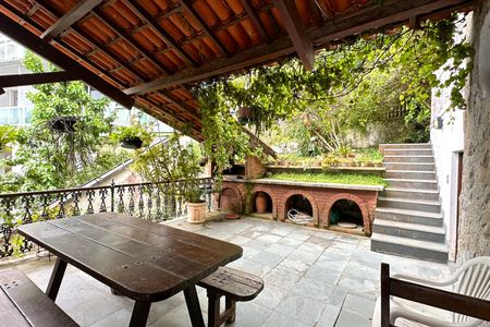 Casa à venda com 524m², 4 quartos e 3 vagas Casa à venda com 524m², 4 quartos e 3 vagasÁrea Externa