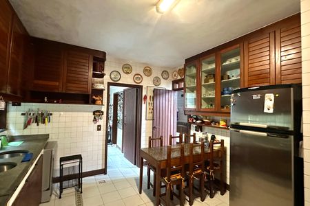 Casa à venda com 524m², 4 quartos e 3 vagas Casa à venda com 524m², 4 quartos e 3 vagasCozinha