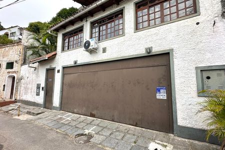 Casa à venda com 524m², 4 quartos e 3 vagas Casa à venda com 524m², 4 quartos e 3 vagasFachada