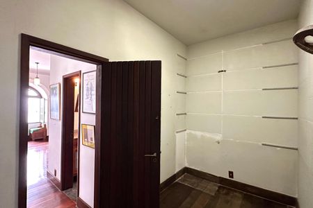 Casa à venda com 524m², 4 quartos e 3 vagas Casa à venda com 524m², 4 quartos e 3 vagasCorredor