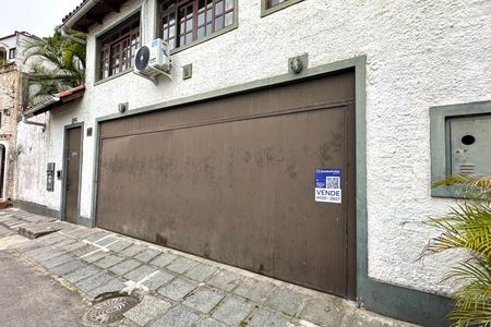 Casa à venda com 524m², 4 quartos e 3 vagas Casa à venda com 524m², 4 quartos e 3 vagasFachada