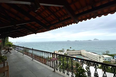 Casa à venda com 524m², 4 quartos e 3 vagas Casa à venda com 524m², 4 quartos e 3 vagasÁrea Externa