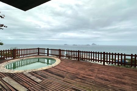 Casa à venda com 524m², 4 quartos e 3 vagas Casa à venda com 524m², 4 quartos e 3 vagasÁrea Externa