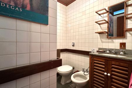 Casa à venda com 524m², 4 quartos e 3 vagas Casa à venda com 524m², 4 quartos e 3 vagasBanheiro Social