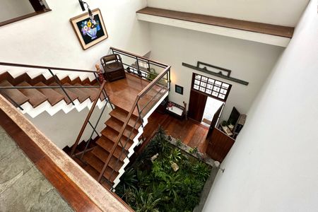 Casa à venda com 524m², 4 quartos e 3 vagas Casa à venda com 524m², 4 quartos e 3 vagasEscada