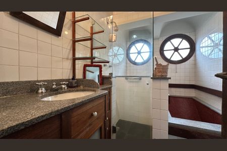 Casa à venda com 524m², 4 quartos e 3 vagas Casa à venda com 524m², 4 quartos e 3 vagasBanheiro da Suíte