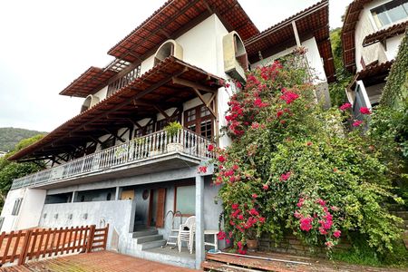 Casa à venda com 524m², 4 quartos e 3 vagas Casa à venda com 524m², 4 quartos e 3 vagasÁrea Externa