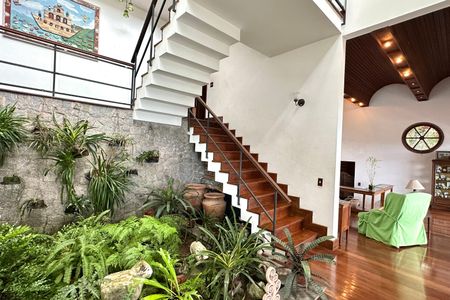 Casa à venda com 524m², 4 quartos e 3 vagas Casa à venda com 524m², 4 quartos e 3 vagasSala