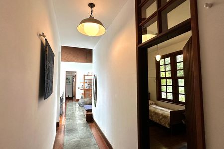 Casa à venda com 524m², 4 quartos e 3 vagas Casa à venda com 524m², 4 quartos e 3 vagasCorredor