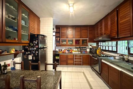 Casa à venda com 524m², 4 quartos e 3 vagas Casa à venda com 524m², 4 quartos e 3 vagasCozinha