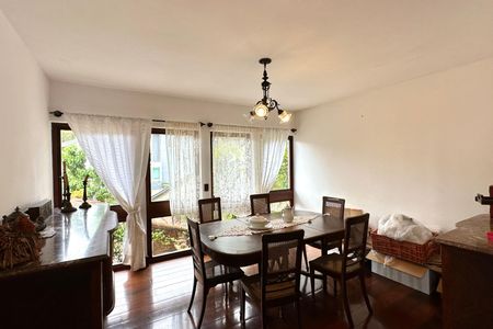 Casa à venda com 524m², 4 quartos e 3 vagas Casa à venda com 524m², 4 quartos e 3 vagasSala de Jantar