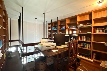 Casa à venda com 524m², 4 quartos e 3 vagas Casa à venda com 524m², 4 quartos e 3 vagasEscritório