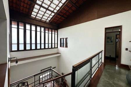 Casa à venda com 524m², 4 quartos e 3 vagas Casa à venda com 524m², 4 quartos e 3 vagasCorredor