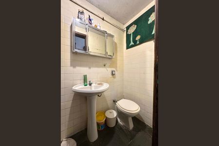 Casa à venda com 524m², 4 quartos e 3 vagas Casa à venda com 524m², 4 quartos e 3 vagasBanheiro de Serviço