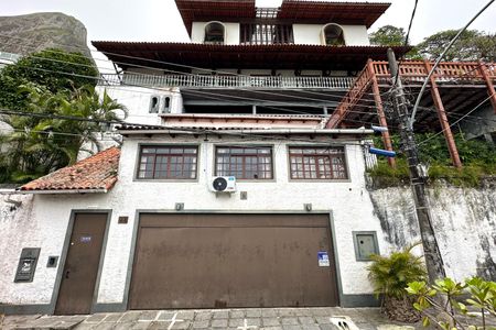 Casa à venda com 524m², 4 quartos e 3 vagas Casa à venda com 524m², 4 quartos e 3 vagasFachada