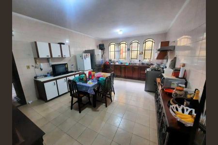 Casa de condomínio à venda com 331m², 4 quartos e 4 vagas