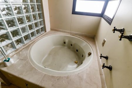 Apartamento à venda com 255m², 5 quartos e 4 vagasBanheiro da Suíte 1 - Banheira