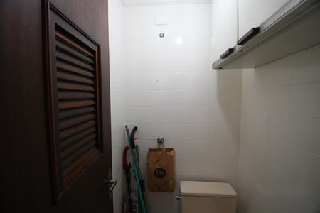 Banheiro de serviço de apartamento à venda com 1 quarto, 52m² em Ponte Preta, Campinas