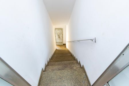 Casa para alugar com 444m², 7 quartos e 4 vagas Casa para alugar com 444m², 7 quartos e 4 vagasEscada