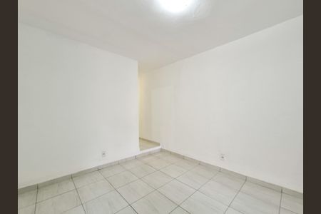 Sala de casa à venda com 4 quartos, 126m² em Vila Carmosina, São Paulo